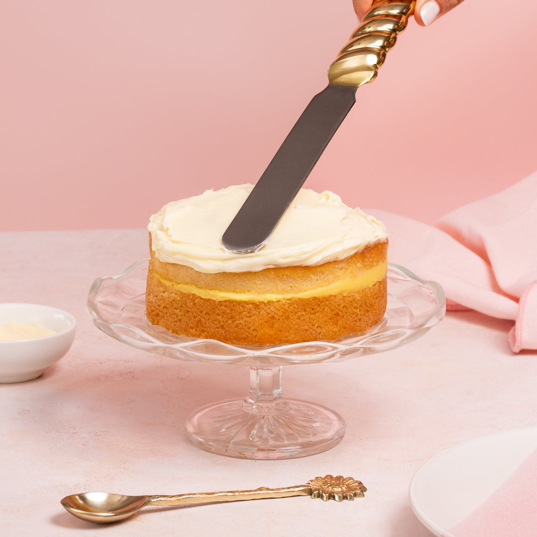 Le Bon Baker Cake Spatula Frosting a Cake