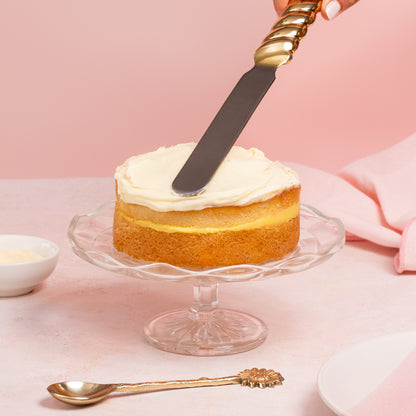 Le Bon Baker Cake Spatula Frosting a Cake