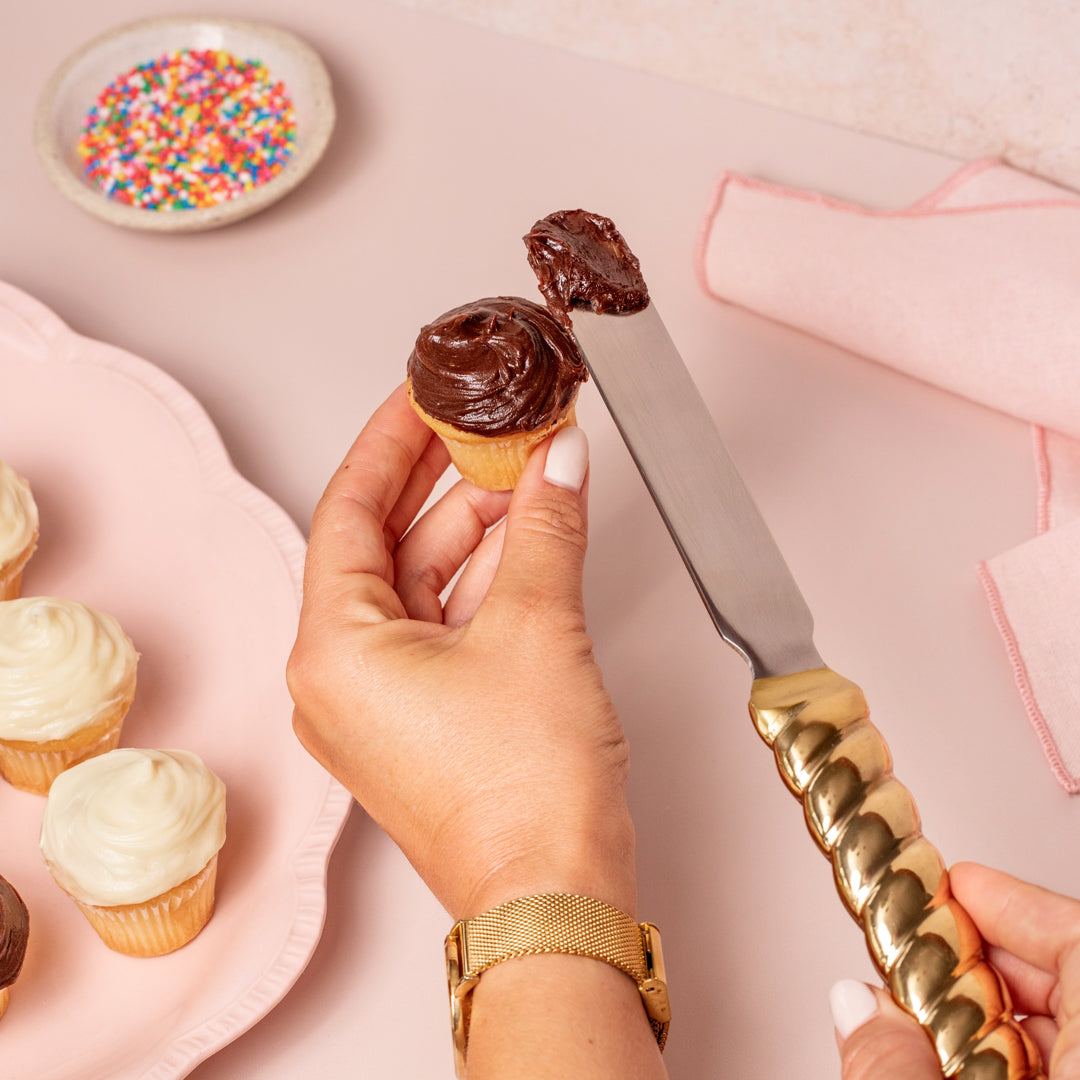 Le Bon Baker Cake Decorating Spatula Icing a Cupcake